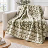 Plaid de canapé en flanelle nordique à flocons vert olive et crème posé sur un canapé en lin beige
