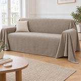 Jeté de canapé uni taupe déperlant recouvrant un canapé