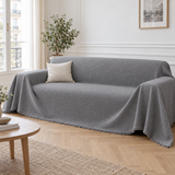 Jeté de canapé uni gris en chenille recouvrant un canapé